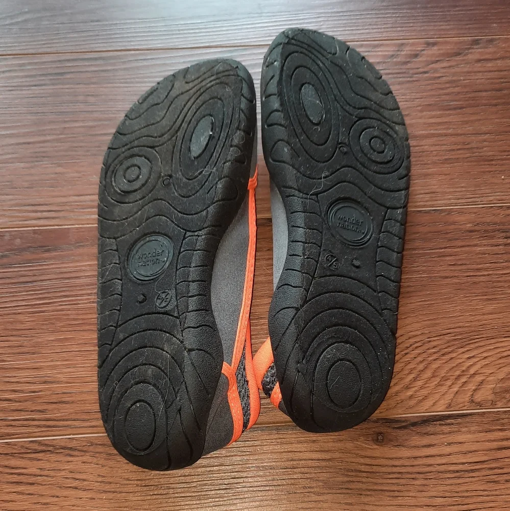 Wonder Nation Big Kid Water Shoes size 4-5